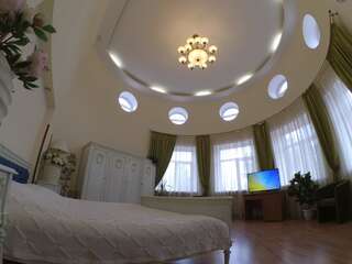 Отель Готель Сосновий Бір Козин Номер-студио с кроватью размера "king-size" и диван-кроватью-1